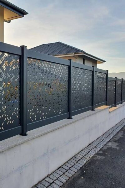 Gard metalic cu forme geometrice